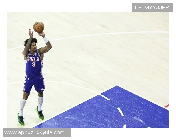 乌布雷与班凯罗体重差异明显却在场上展现顽强对抗精神 乌布雷与班凯罗体重差异明显却在场上展现顽强对抗精神