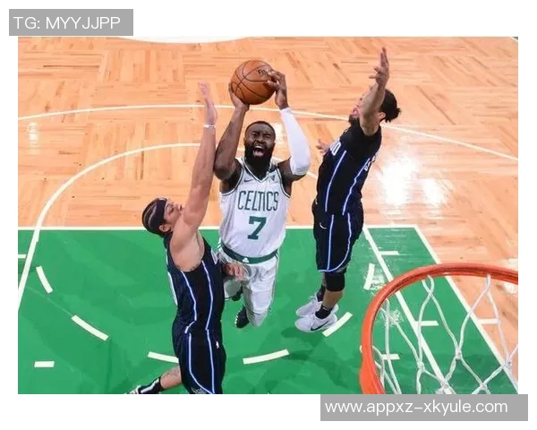 杰伦布朗半场表现惊艳10投8中三分命中率高达80砍下22分引领球队奋勇争先 杰伦布朗半场表现惊艳10投8中三分命中率高达80砍下22分引领球队奋勇争先